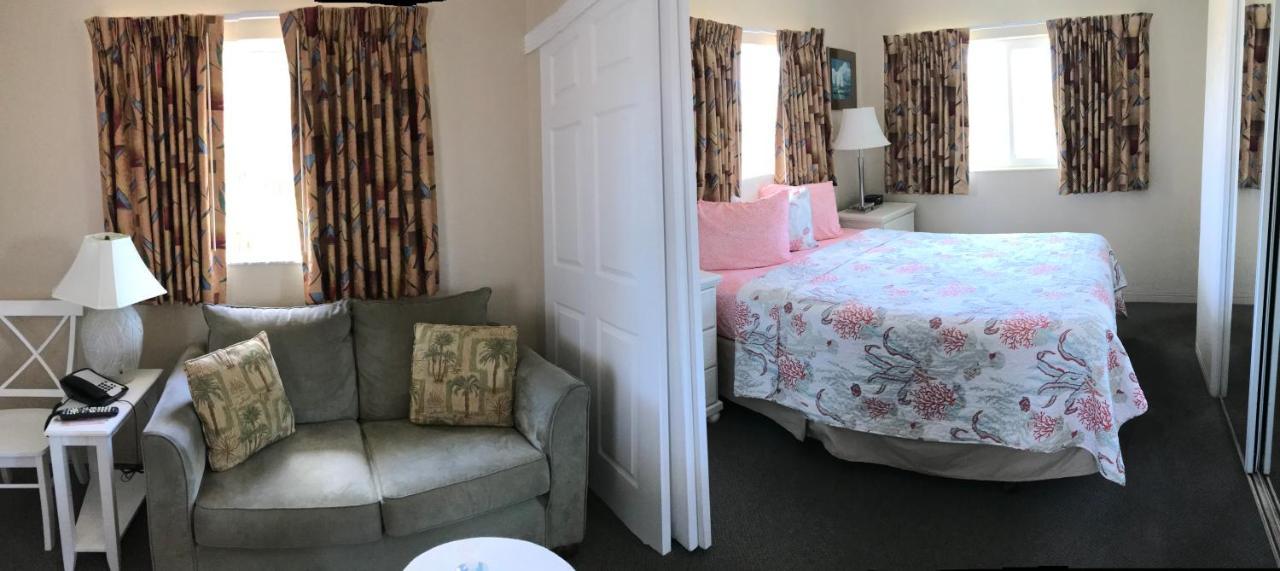 Carlton House Motel And Suites Сейнт Пийт Бийч Екстериор снимка