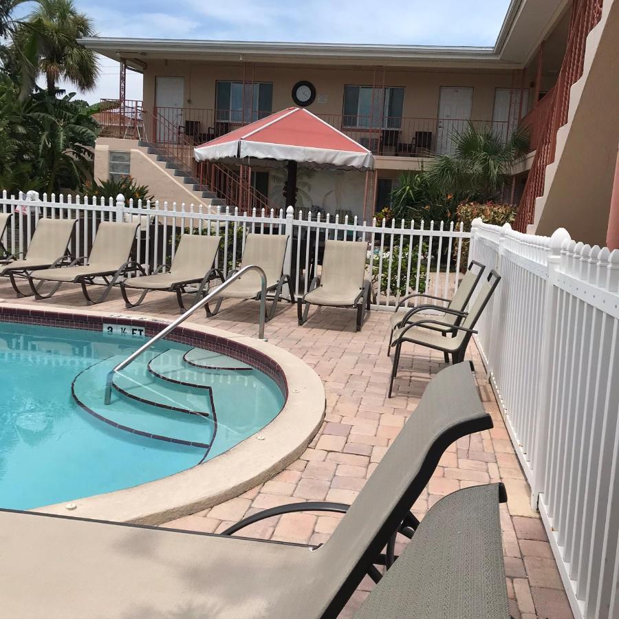 Carlton House Motel And Suites Сейнт Пийт Бийч Екстериор снимка