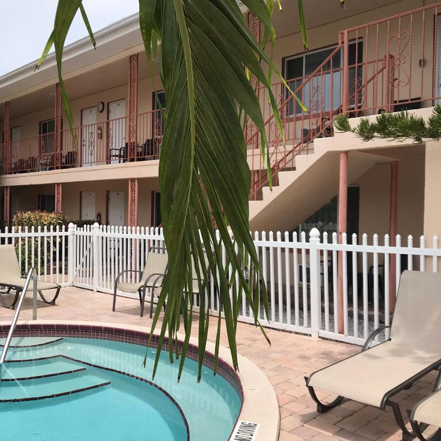 Carlton House Motel And Suites Сейнт Пийт Бийч Екстериор снимка