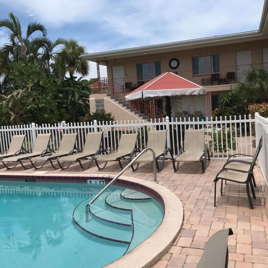 Carlton House Motel And Suites Сейнт Пийт Бийч Екстериор снимка