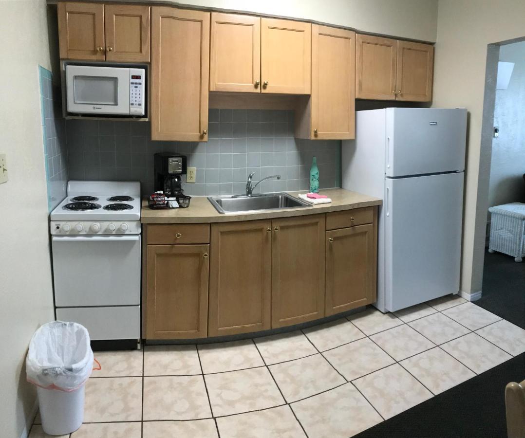 Carlton House Motel And Suites Сейнт Пийт Бийч Екстериор снимка
