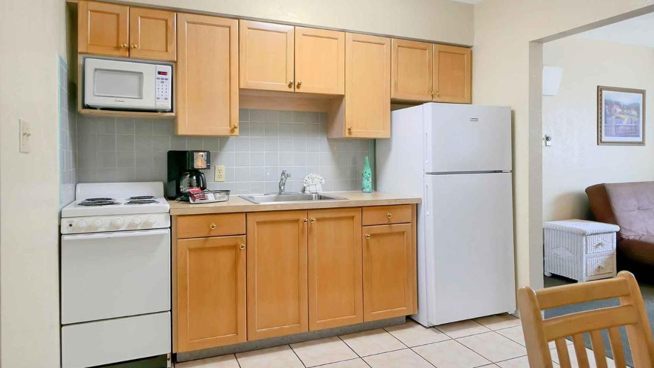 Carlton House Motel And Suites Сейнт Пийт Бийч Екстериор снимка