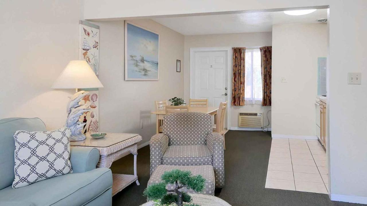 Carlton House Motel And Suites Сейнт Пийт Бийч Екстериор снимка