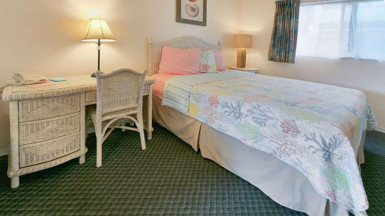 Carlton House Motel And Suites Сейнт Пийт Бийч Екстериор снимка