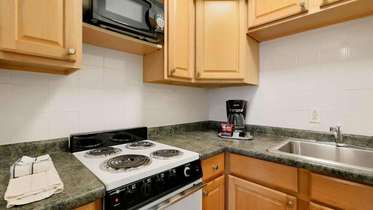 Carlton House Motel And Suites Сейнт Пийт Бийч Екстериор снимка