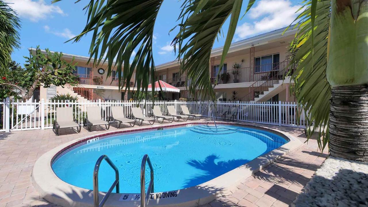 Carlton House Motel And Suites Сейнт Пийт Бийч Екстериор снимка