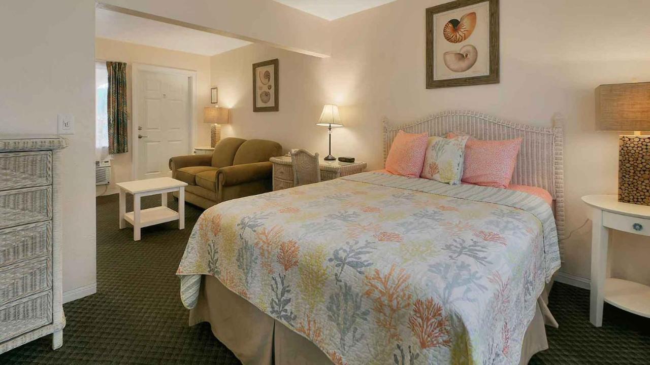 Carlton House Motel And Suites Сейнт Пийт Бийч Екстериор снимка