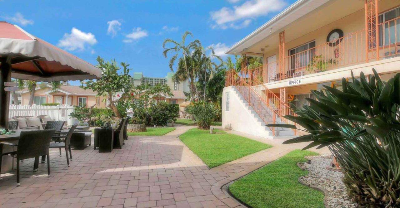 Carlton House Motel And Suites Сейнт Пийт Бийч Екстериор снимка
