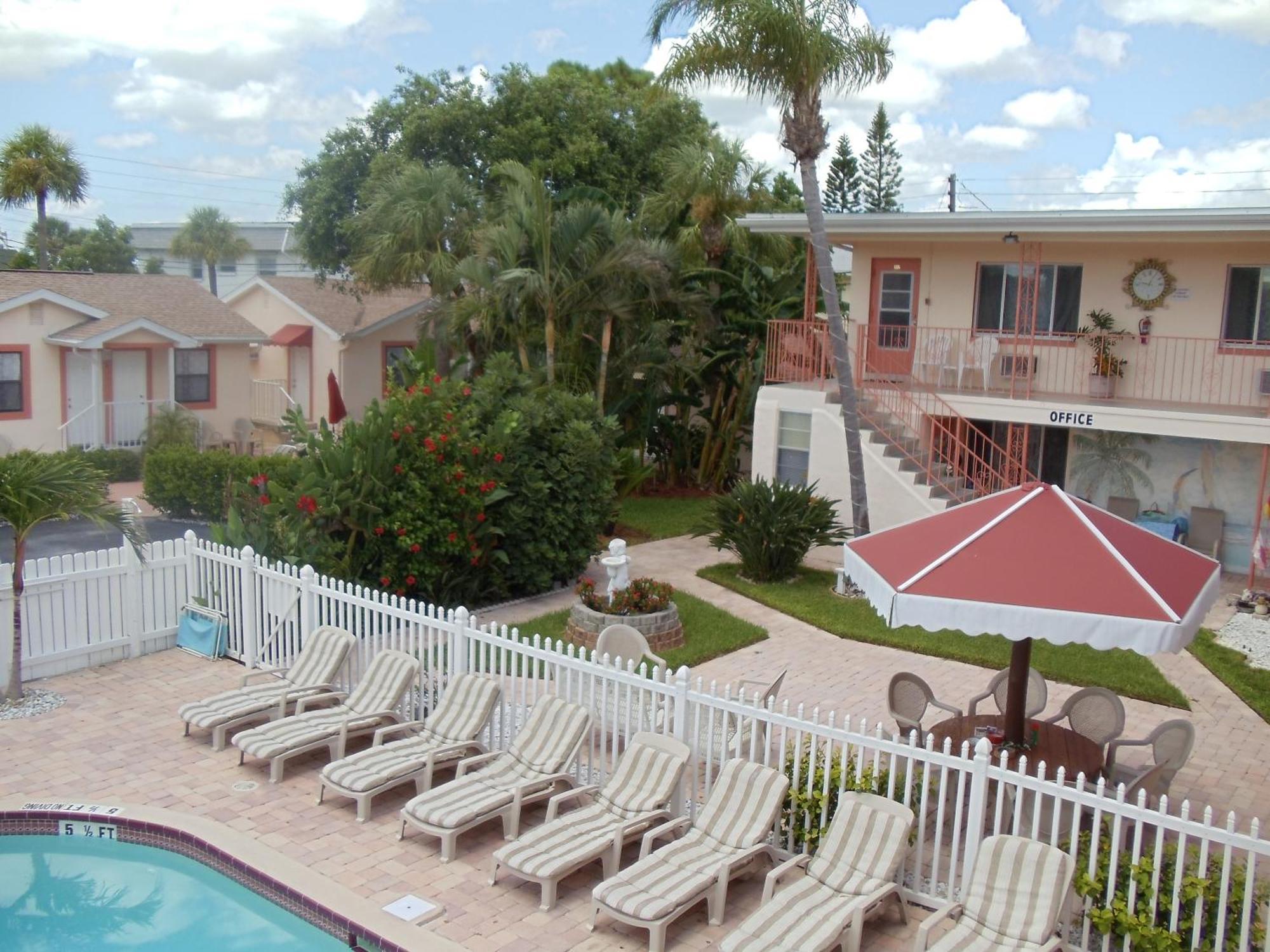 Carlton House Motel And Suites Сейнт Пийт Бийч Екстериор снимка