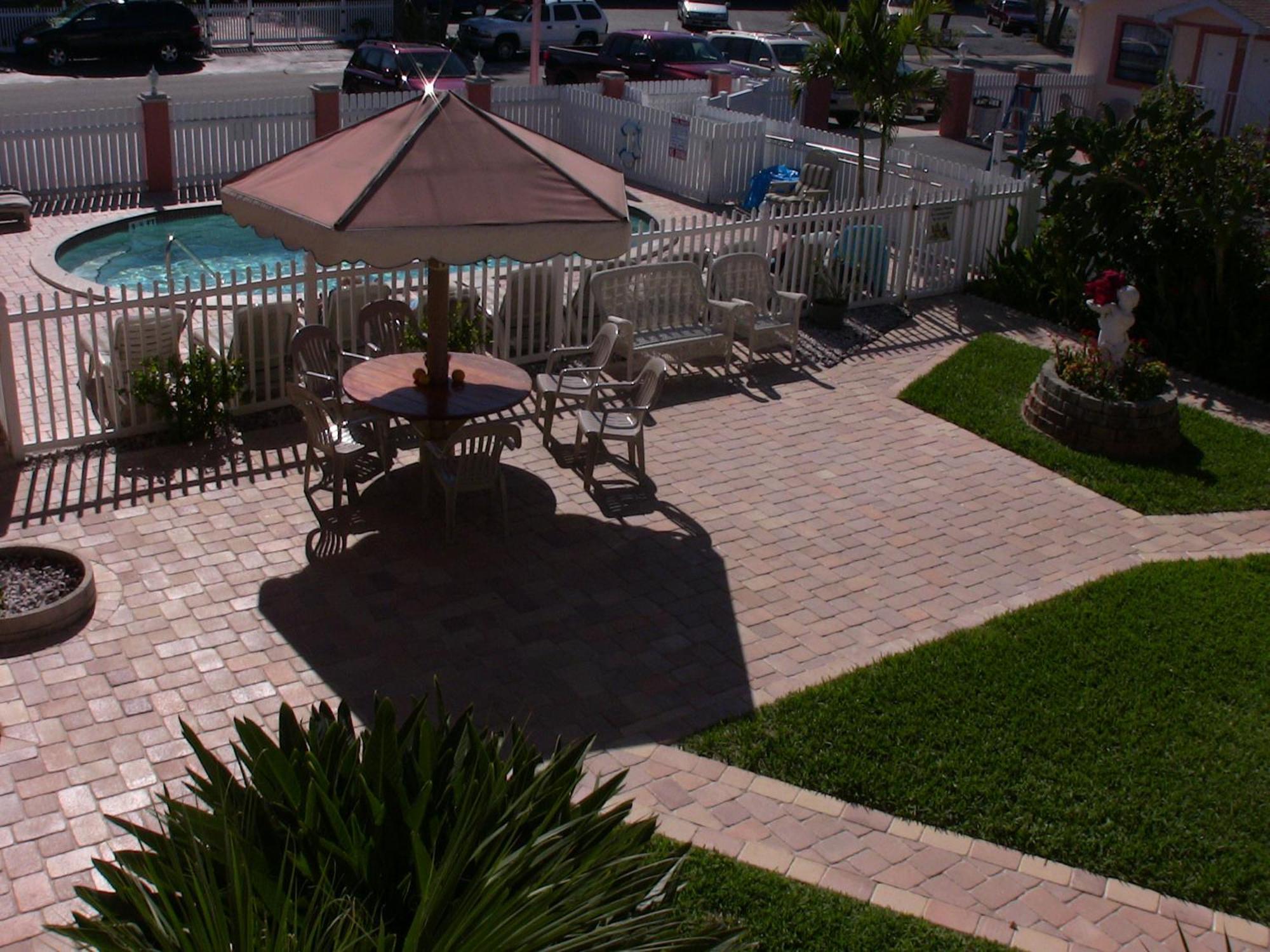 Carlton House Motel And Suites Сейнт Пийт Бийч Екстериор снимка