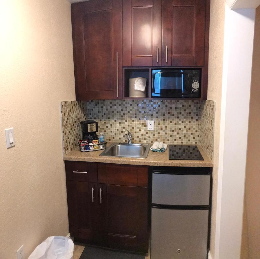 Carlton House Motel And Suites Сейнт Пийт Бийч Екстериор снимка